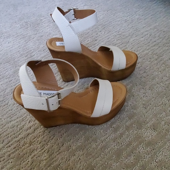 Steve Madden Cream leather straps with wood wedge. - Picture 4 of 8